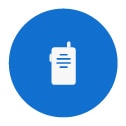 青いプッシュ トゥ トーク アプリのアイコンがあるトランシーバ。