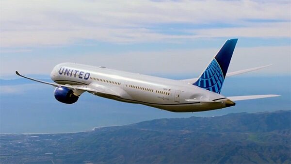 United airlines jet in flight