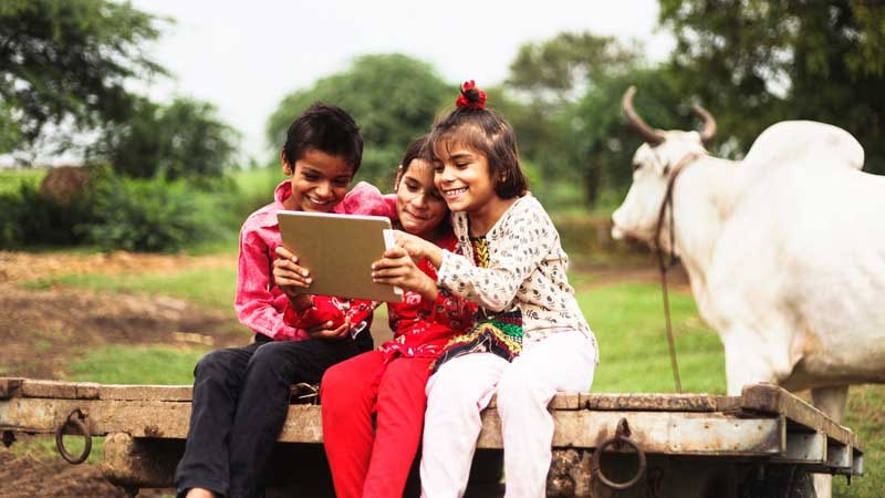 Responsabilidade social empresarial - crianças a utilizar tecnologia