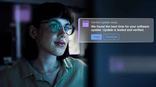 rosto de uma mulher iluminado por um monitor com uma notificação de atualização verificada sobre a imagem