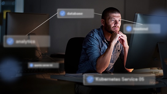 un homme regardant un écran avec des analyses, une base de données et une copie de l’interface utilisateur sur l’image