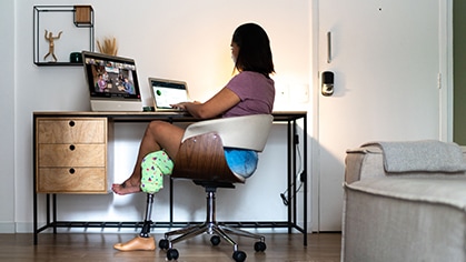 Bureau à domicile pour le travail hybride présentant Cisco Desk