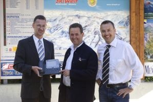 Herr Rauter, Kapsch, Herr Eisenmann, Skiwelt Söll, Herr Gutheinz, Cisco bei den Bergbahnen in Söll mit IP Telefon Quelle: Cisco Systems Austria GmbH. Abdruck honorarfrei!